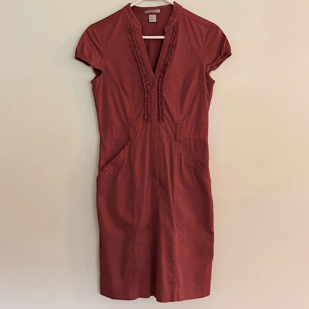 Rust red cotton button down dress with a touch of stretch. Ruffles & pockets!